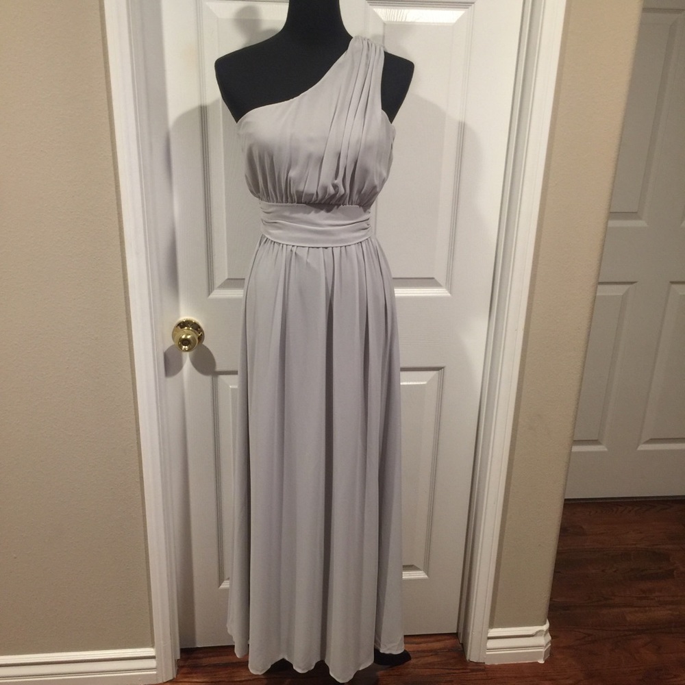 LuLus elegant long dress in light gray